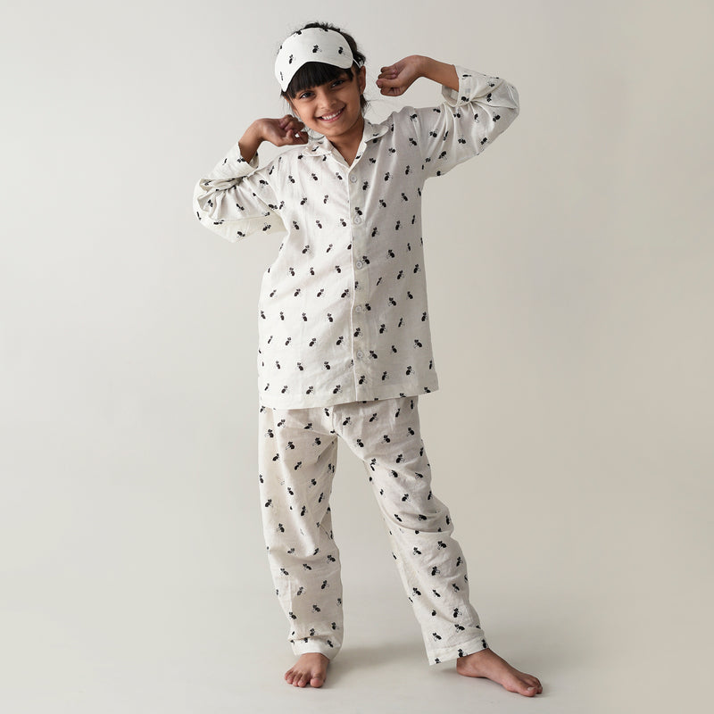 Cotton Girls Sleepwear with Bell the Cat Story Print