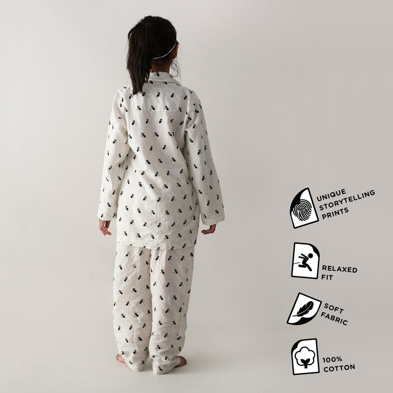 Cotton Girls Sleepwear with Bell the Cat Story Print